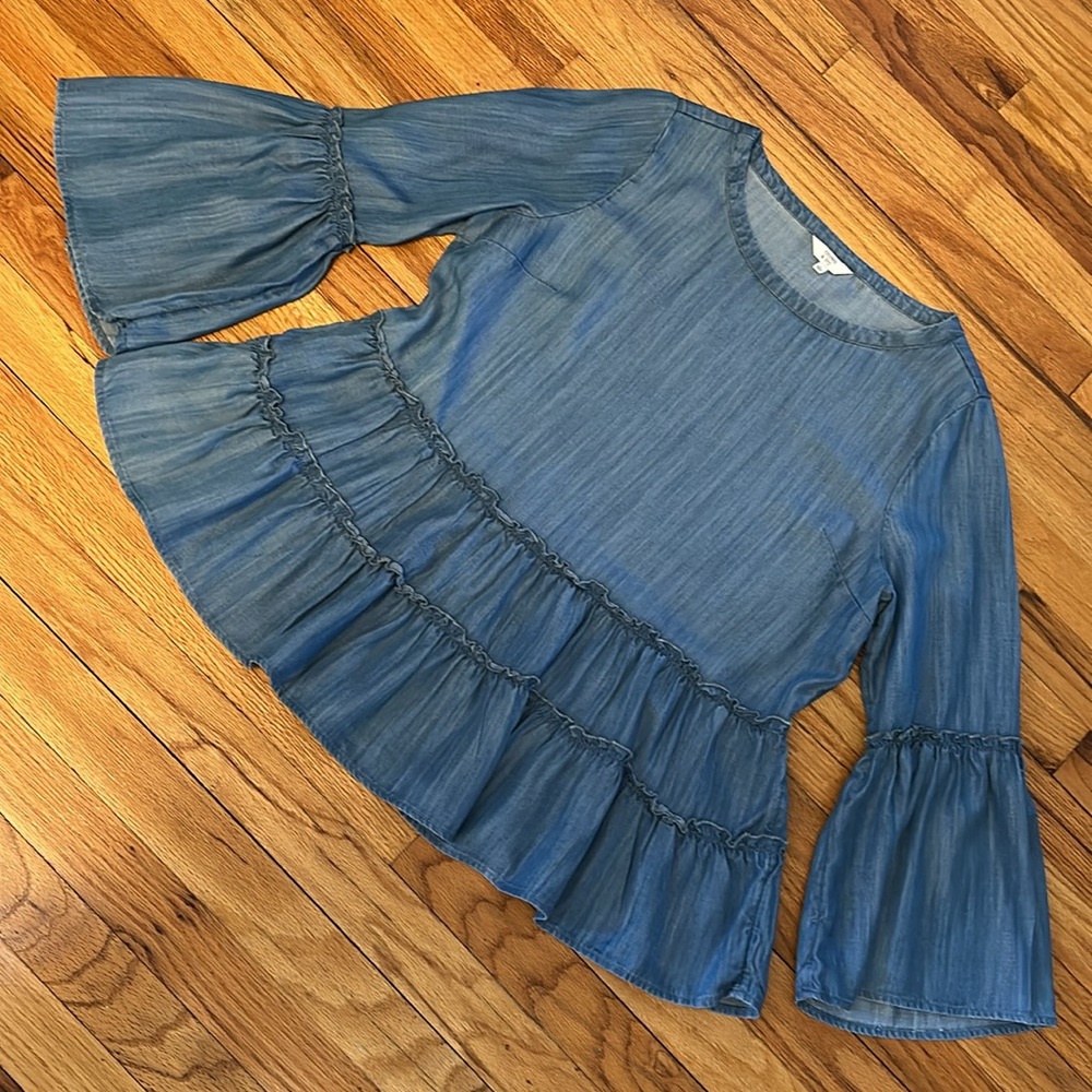 🎤🎉 Crown & Ivy ChambrayTiered Bell Sleeved Top Sz L - Picture 5 of 8